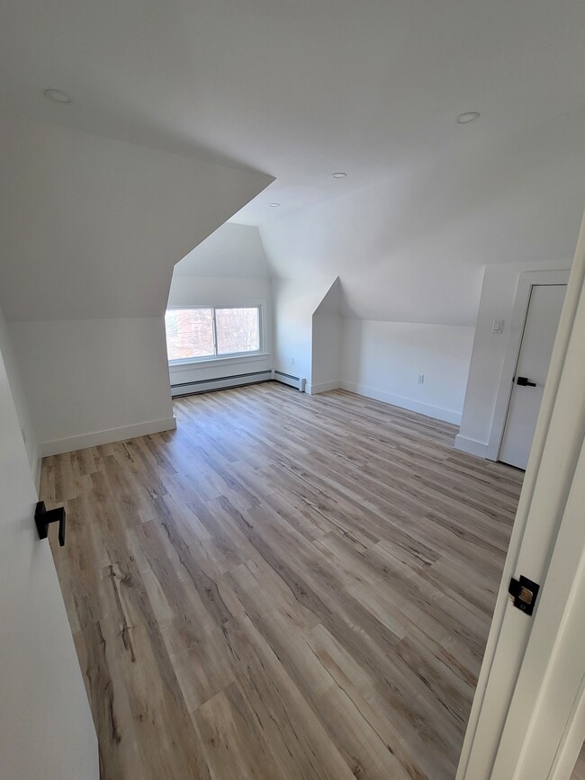 Building Photo - 682 Whitney Ave