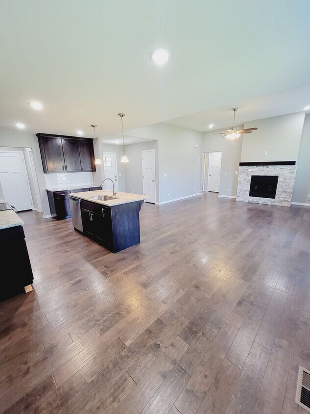 Primary Photo - Rogersville - Newer - 4 Bed Room, 3 Car in...
