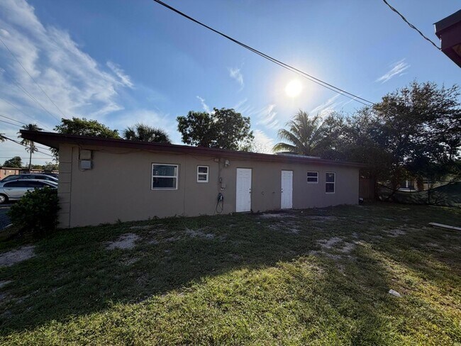 Building Photo - 911 NW 12th Ave