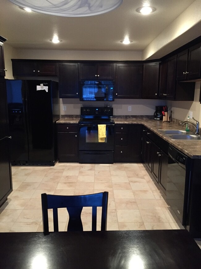 Building Photo - 3 BEDROOM, 2.5 BATHROOM SADDLE RIDGE TWIN HOME WITH 2 CAR ATTACHED GARAGE