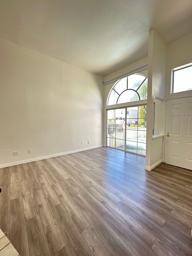 Building Photo - 5455 Sylmar Ave