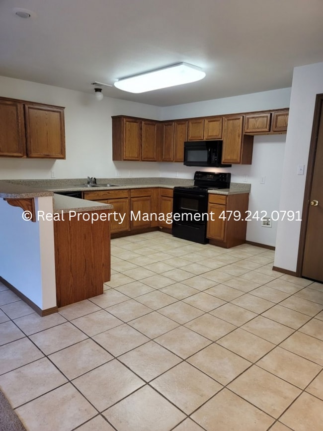 Building Photo - Beautiful Duplex for Rent in Van Buren - *...