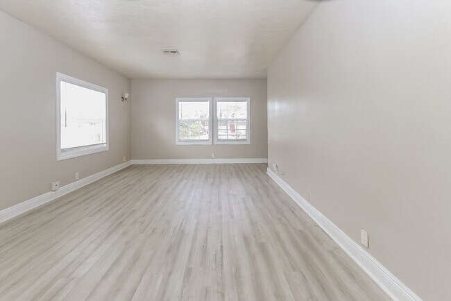 Building Photo - 720 51st St