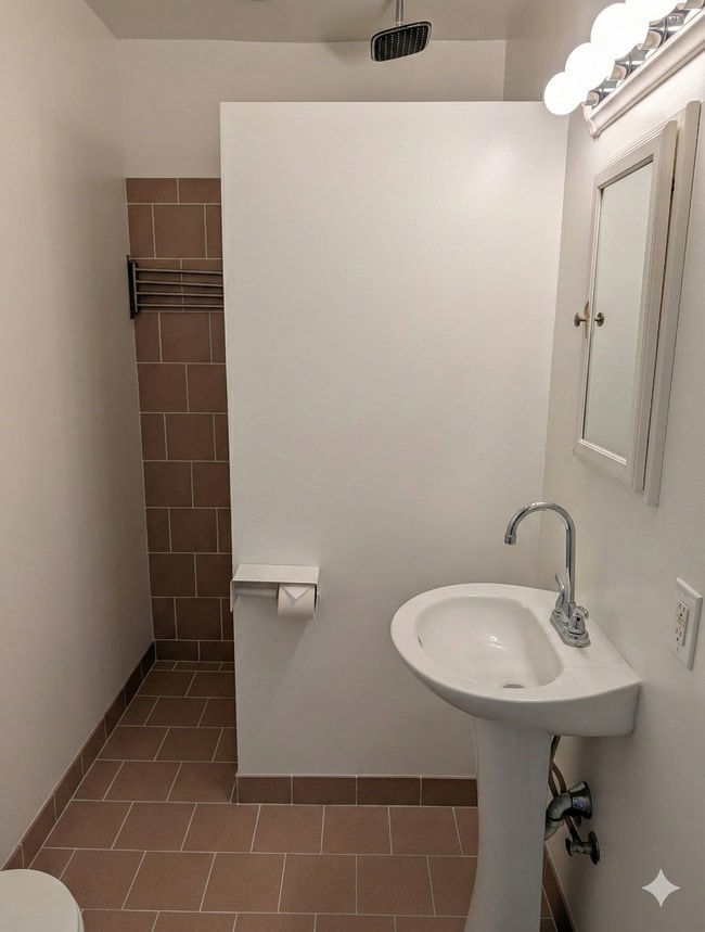 Building Photo - 723 E 54th St