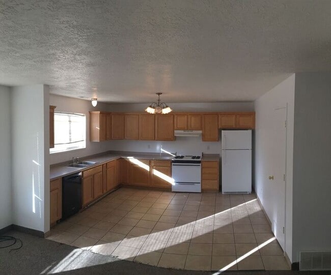 Building Photo - Charming Nephi 4-Plex, Pet Friendly