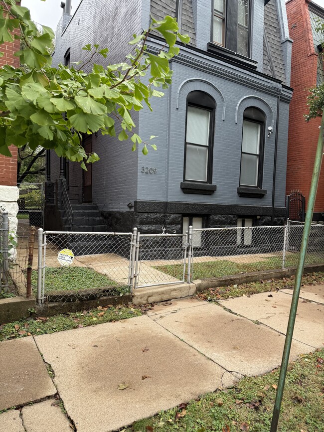 Building Photo - 3209 Iowa Ave