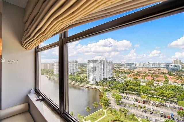 Foto del edificio - 18151 NE 31st Ct  PH-208
