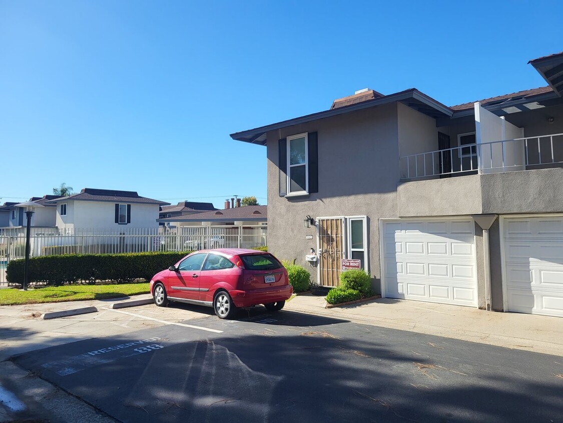 Foto principal - Lovely Cypress townhouse available, garage, patio, laundry and pool access