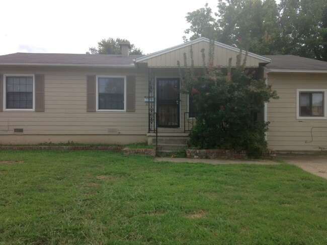 Building Photo - Large 3 bedroom w/ 2 living areas