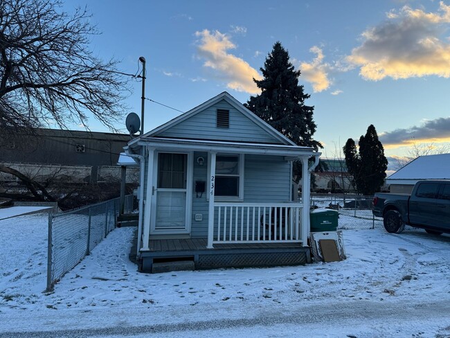 Building Photo - Tiny home on Birch St