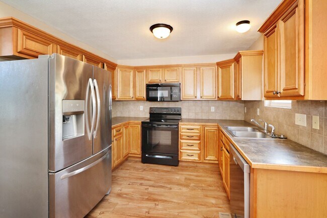 Foto del edificio - Beautifully Redone 2 Story Home!