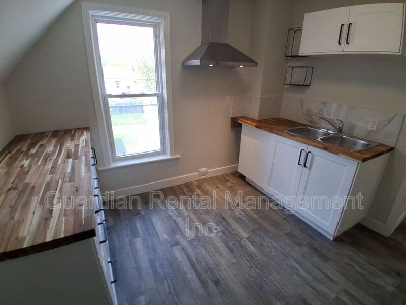Photo principale - 623 Vickers St N