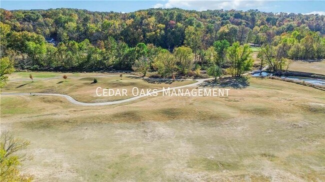 Foto del edificio - 645 Sugar Creek Rd