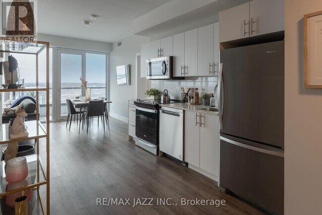 Building Photo - 80 Bond St E