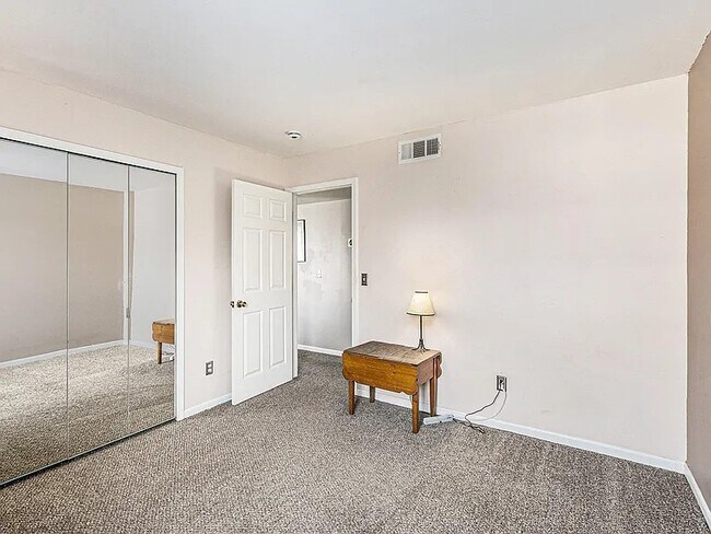 Foto del edificio - 151 Commons Cir