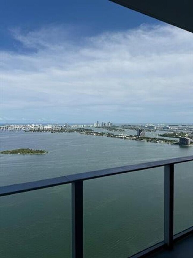 Foto del edificio - 700 NE 24th St