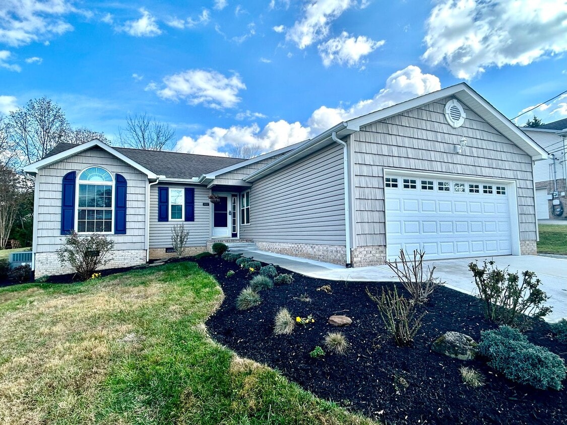 Primary Photo - Beautiful 3 bedroom-plus bonus room-2 bath for rent!