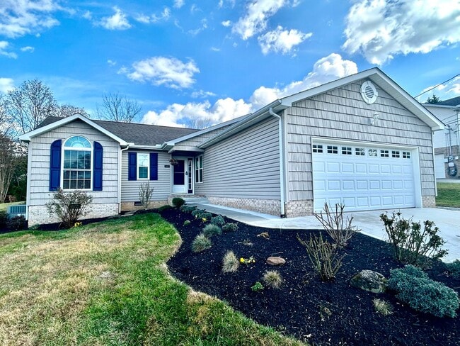 Beautiful 3 bedroom-plus bonus room-2 bath for rent! - Beautiful 3 bedroom-plus bonus room-2 bath for rent! House