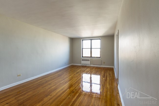 Foto del edificio - 819 Gravesend Neck Rd