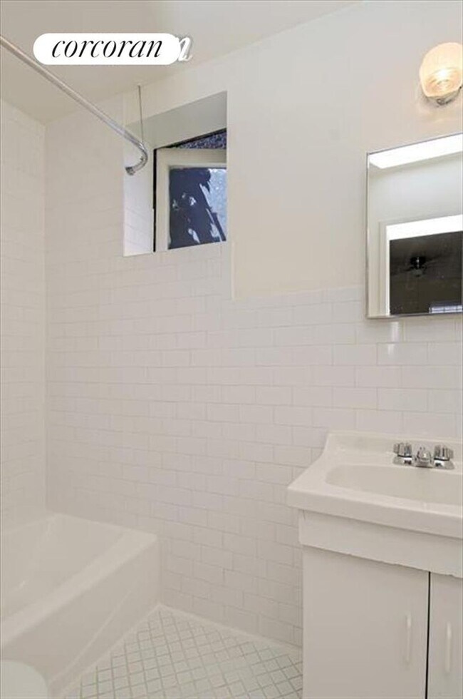 Foto del edificio - 212 W 16th St