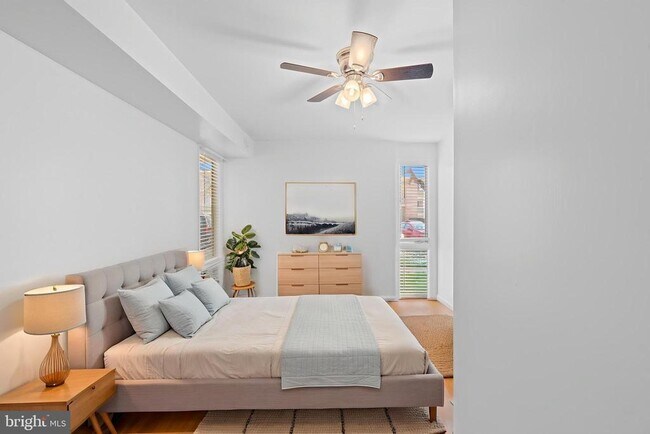 Foto del edificio - 7171 Donnell Pl