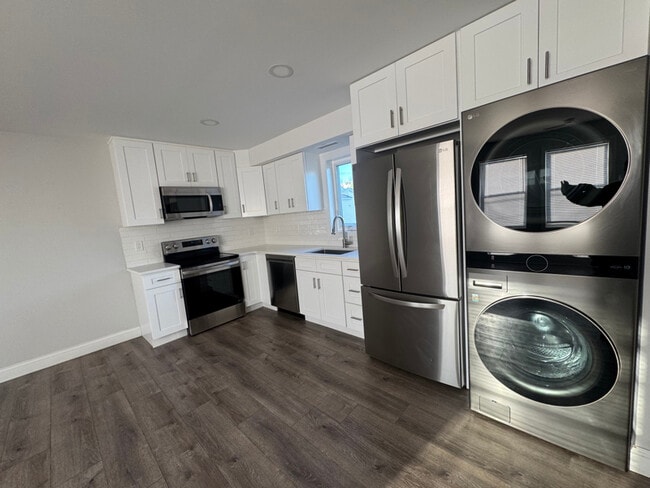 Building Photo - 10 Bouton St