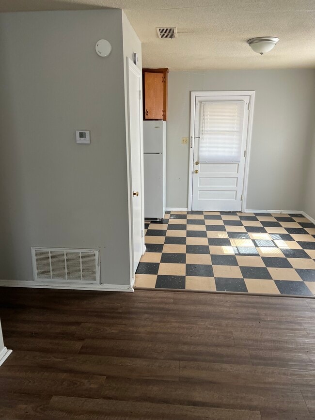 Building Photo - 2200 Pearce Ave