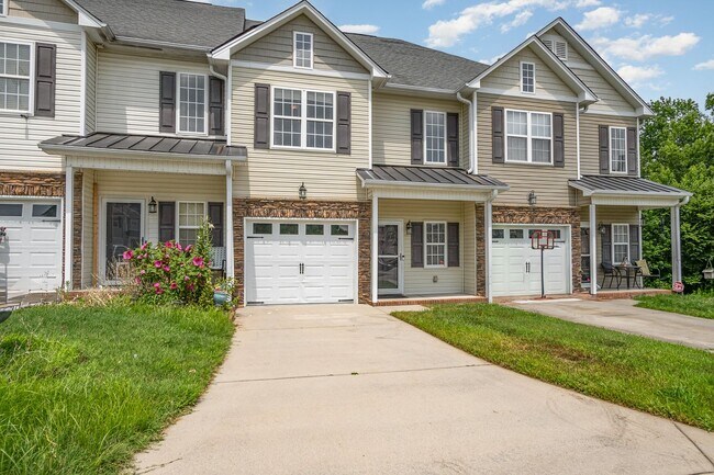 Foto del edificio - 1st Month Rent Free! - Spacious 2-Story Townhome with Finished Basement in Clemmons - 2,264 Sq Ft!