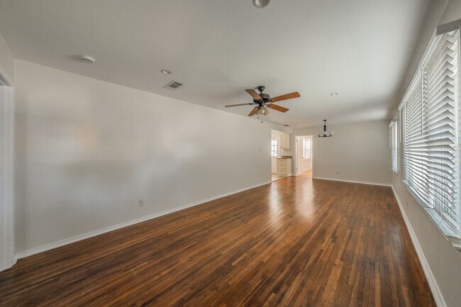 Foto del edificio - 3-Bedroom in Westworth Village!