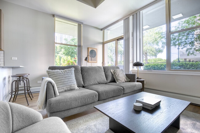 Building Photo - 5600 N Sheridan Rd