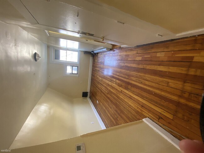 Foto del edificio - 2 br, 1 bath Triplex - 56 Treacy Ave