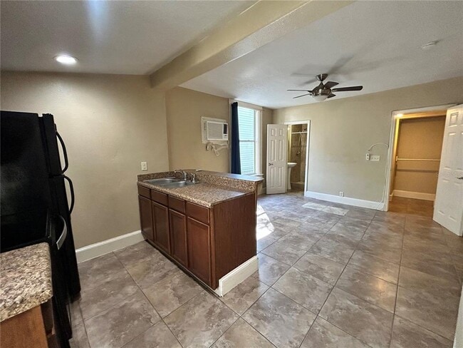 Building Photo - 727 Dartmoor St N