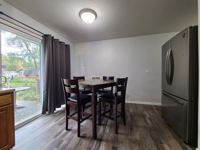 Building Photo - 2195 W Glenlord Rd