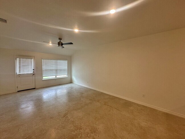 Foto del edificio - Beautiful 3 Bedroom 2 Bath Duplex availabl...