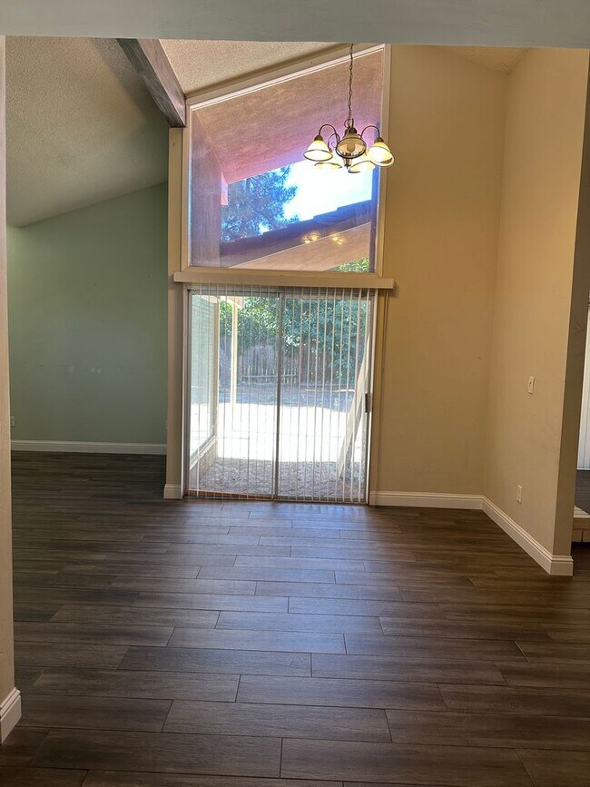Building Photo - Beautiful Home In Very Desired Area!