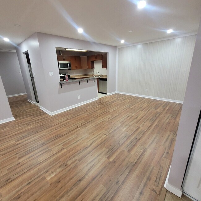 Building Photo - 803 Garden Cir