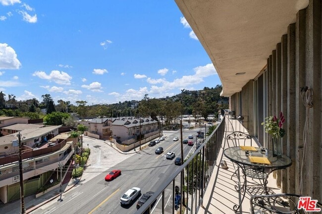 Foto del edificio - 2260 N Cahuenga Blvd
