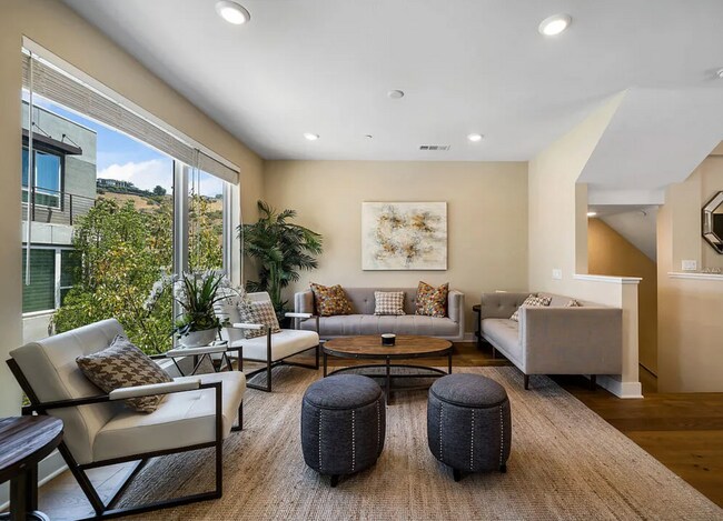 Foto del edificio - Tucked within the Hollywood Hills in a gated community