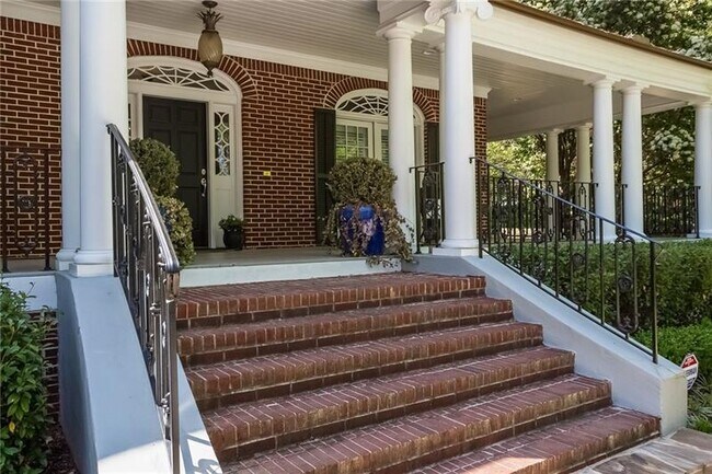 Foto del edificio - 4566 Peachtree Dunwoody Rd