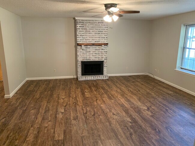 Building Photo - 23 Oakwood Dr