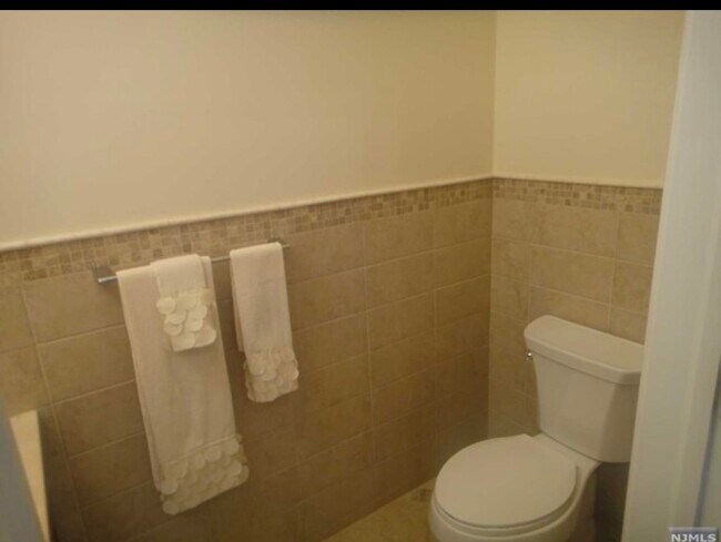 Foto del edificio - 200 Laird Ave