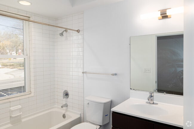2 habitaciones, 2 baños - 900 pies cuadrados - Baño principal - The Residences at Gateway