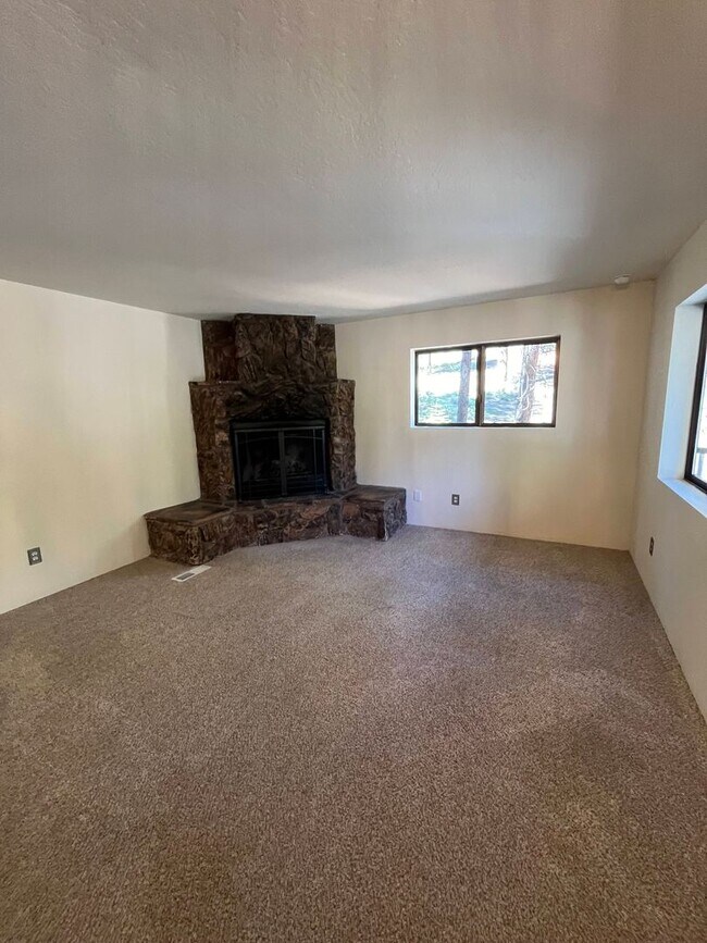Building Photo - 4 Bedroom, 2 bath single-family home, priv...