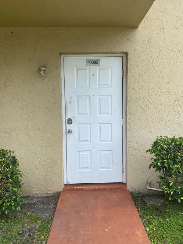 Foto del edificio - 10090 Twin Lakes Dr