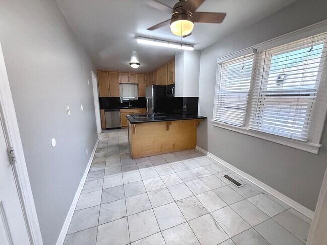 Foto del edificio - Large 5BD 3.5BA Home w/ Bonus ADU close to...