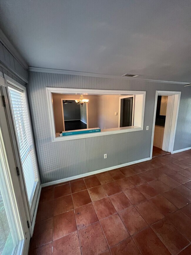 Building Photo - Massive 3/bed, 2 bath, newly updated!