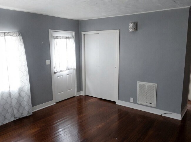 Building Photo - 222 Rosehill Ave