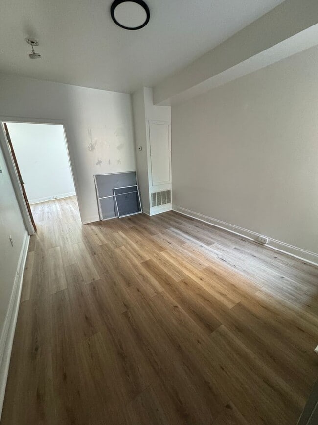 Foto del edificio - 4716 Woodland Ave