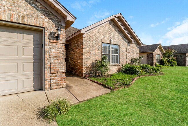 Foto del edificio - 3001 Wild Berry Dr