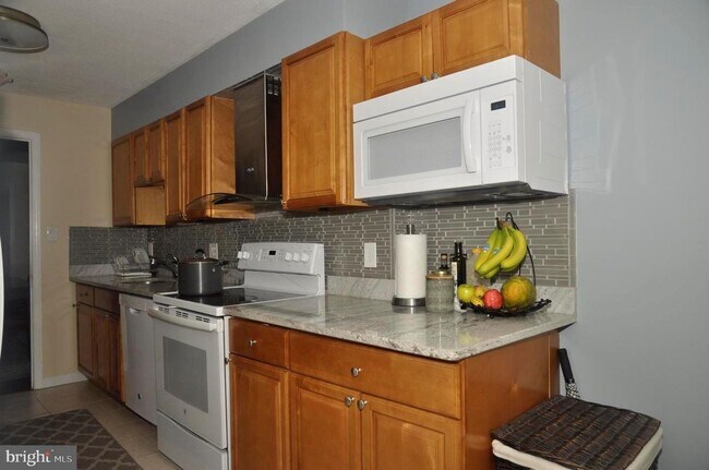 Building Photo - TOWNHOME IN BETHESDA